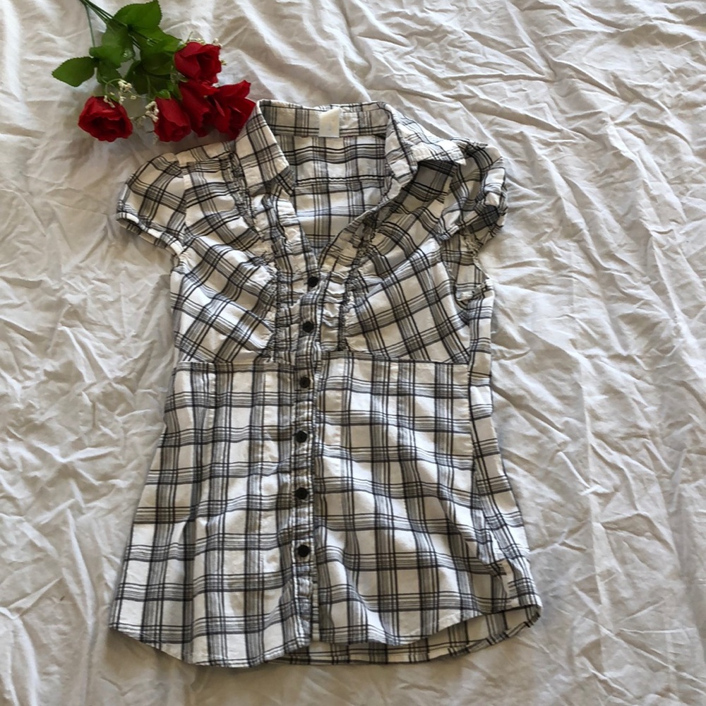 🟣Black and white button up shirt